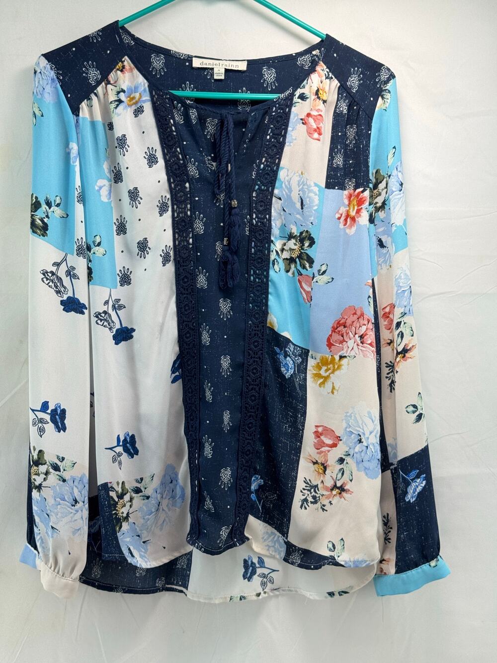 Danielrainn woman’s boho blue Medium floral blouse FEMININE